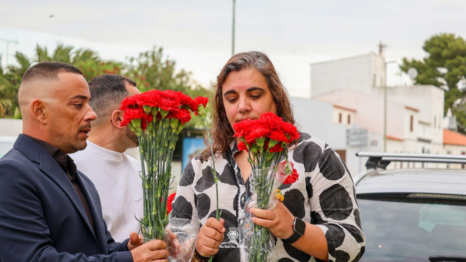 Entrega de cravos aos participantes